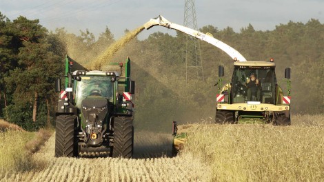 Mähdrescher und Traktor